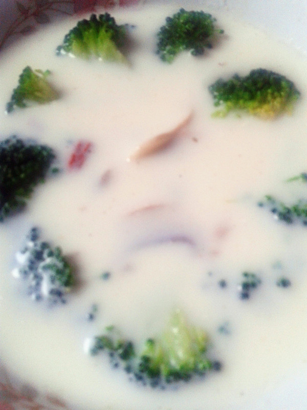 西兰花蘑菇炖鲜奶的做法