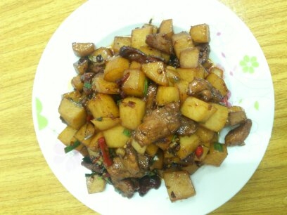 土豆萝卜丁小炒肉的做法